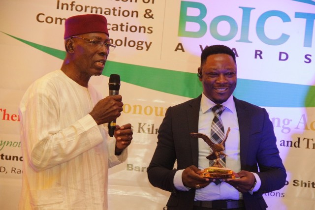 Ikechukwu Nnamani recieving an award at the Beacon of Information and communication Technology in Lagos